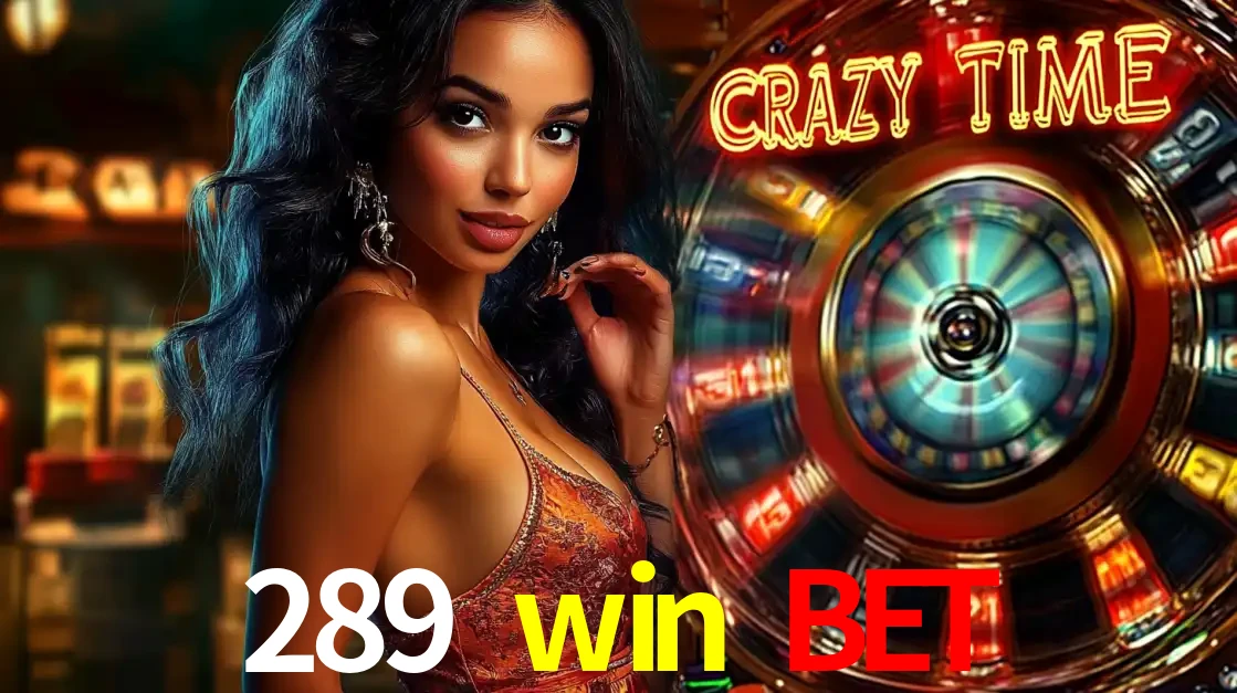 Mulher elegante ao lado da vibrante roda da fortuna do jogo de cassino ao vivo Crazy Time, um dos game shows mais populares e cheios de prêmios do 289 win bet.